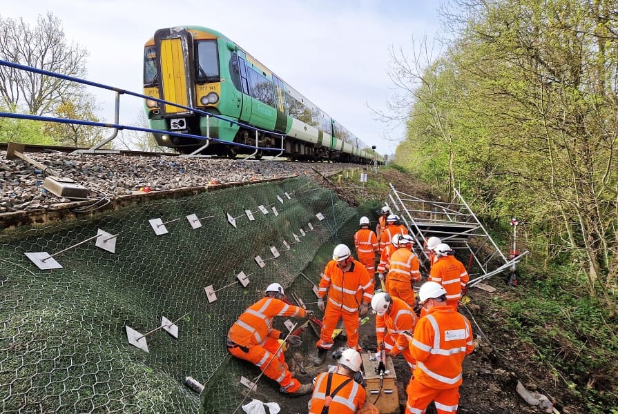 Zemní kotvy stabilizují mělké sesuvy